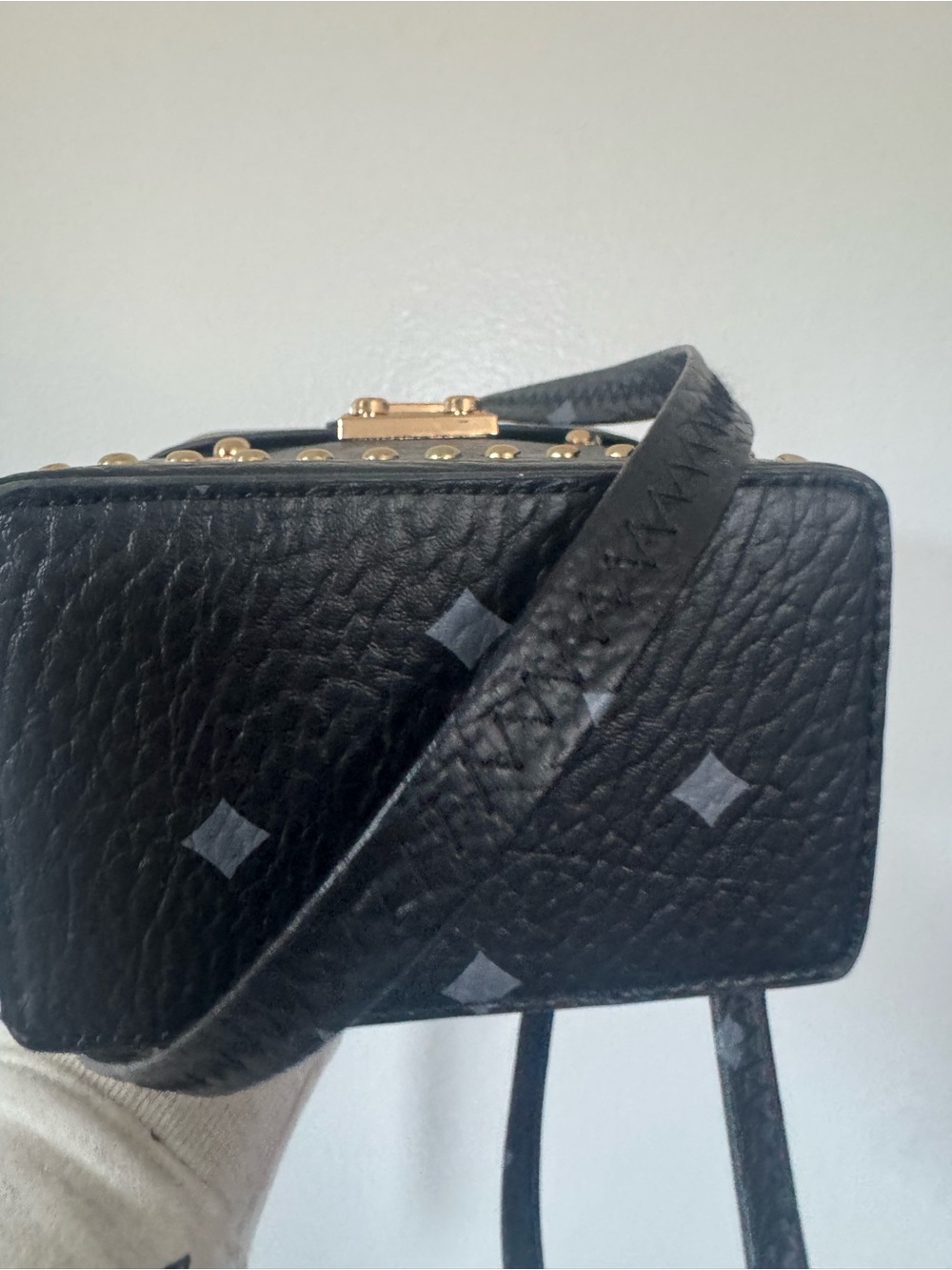 Black box shaped crossbody bag with gold hardware - Picture 5 of 7